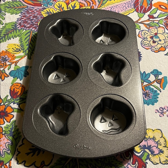 Wilton Black Non-Stick Halloween Cakelet Pan - Picture 2 of 3
